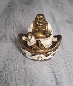 Buddha sárkányon 10cm - fehér