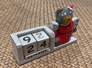 Ülő mikulás cica öröknaptár