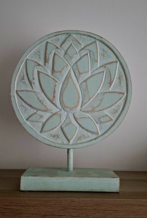 Lotus faragás állványon