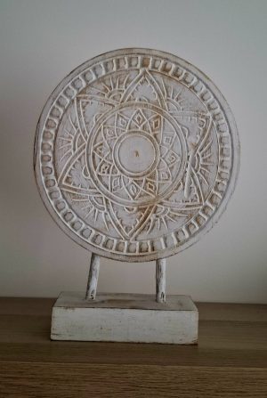 Mandala faragás állványon