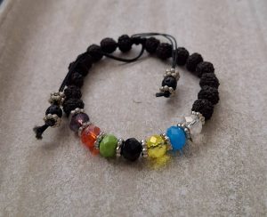 Lávakő karkötő 7 chakra gyöngyökkel